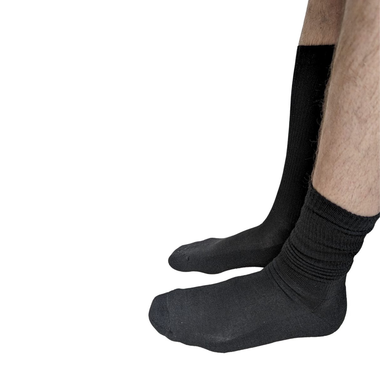 Merinovillasukat jaloissa. Toisessa jalassa varsi venytetty puoleen sääreen, toisessa jätetty alas.